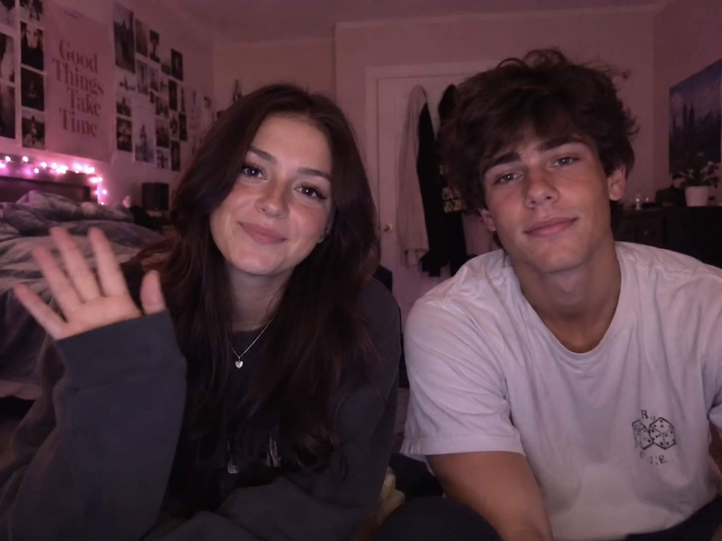 Twee mensen die naar de camera glimlachen